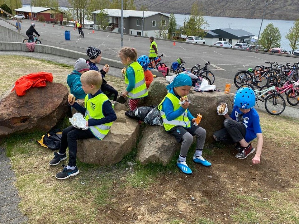 Hádegismatur snæddur úti.