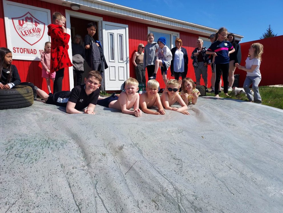 Nemendur glaðir í bragði í blíðunni