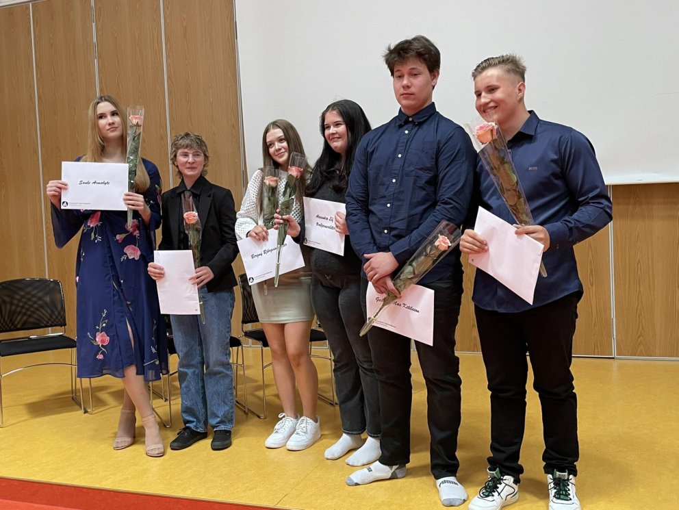 Nemendur glaðir í bragði í útskrift í dag.