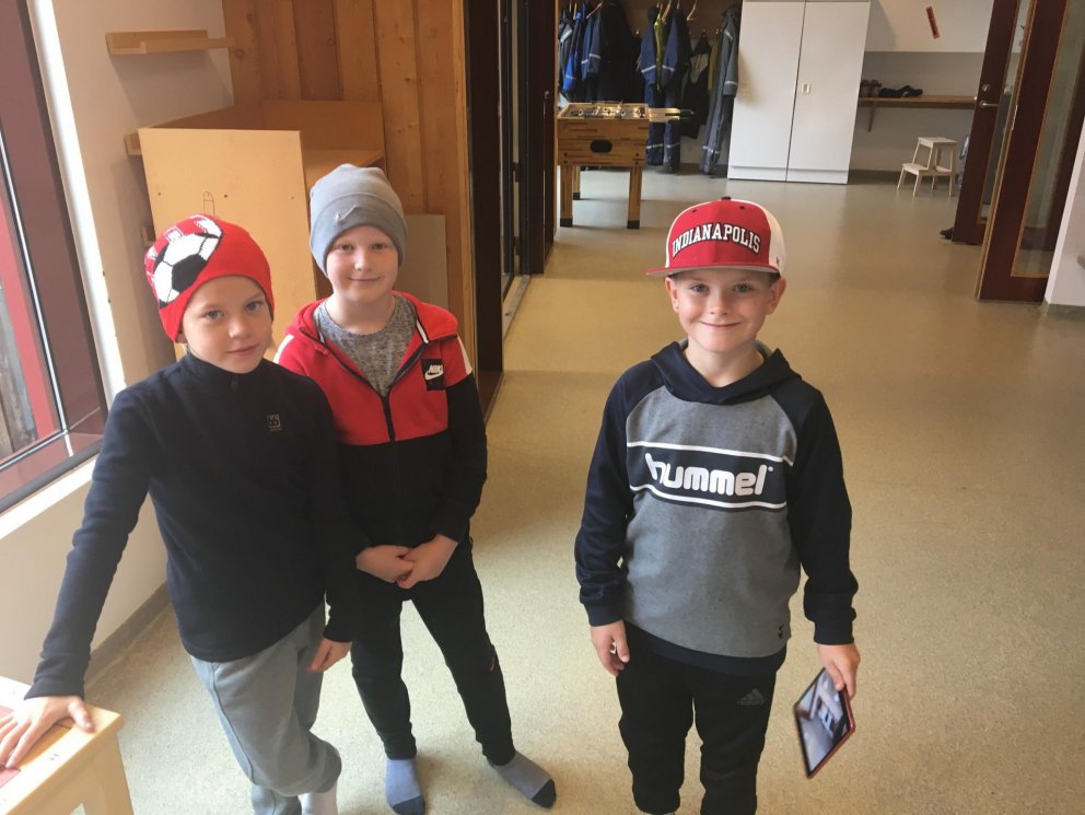 Þrír drengir að vinna Ipadverkefni