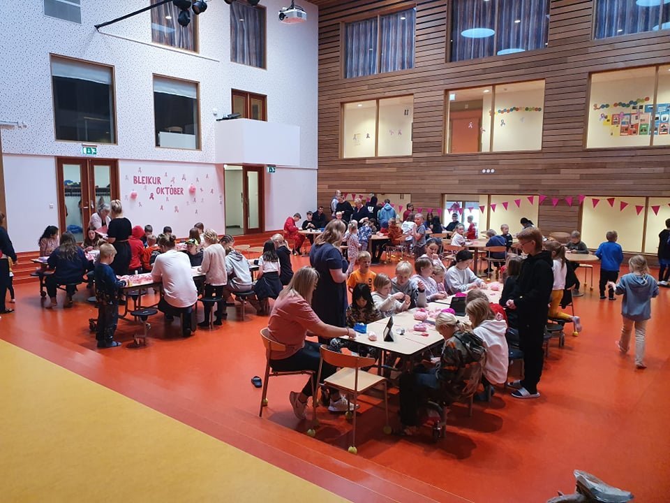 Nemendur GF að föndra úr bleiku efni