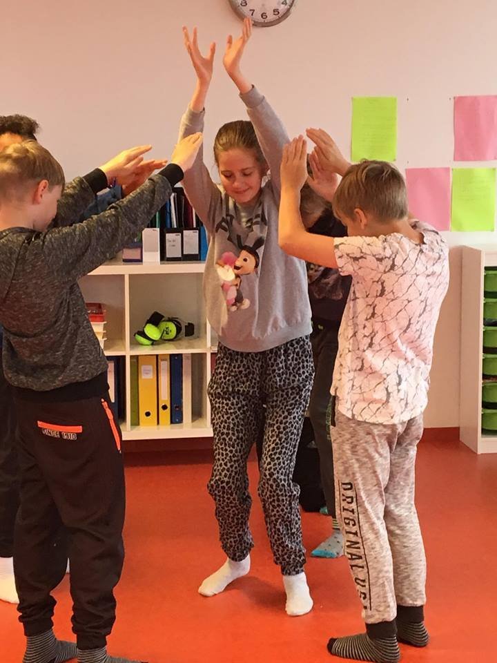 Hér má sjá nemendur í 7. bekk að leika eldfjall í smiðju hjá rithöfundinum Gunnari Helgasyni.