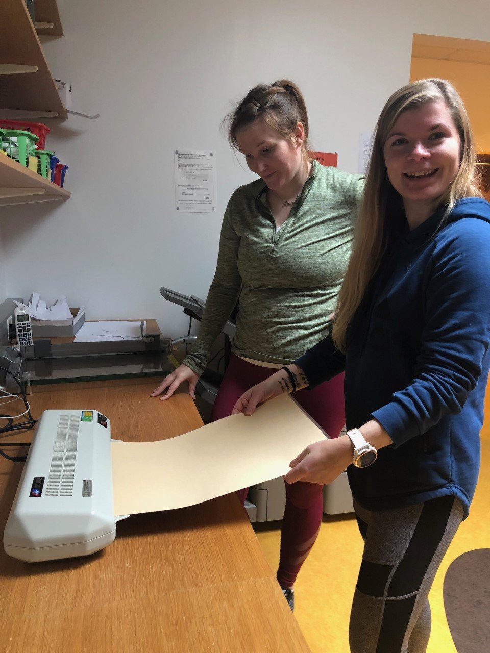 Hér má sjá Ástu Kristínu að undirbúa kennslu.