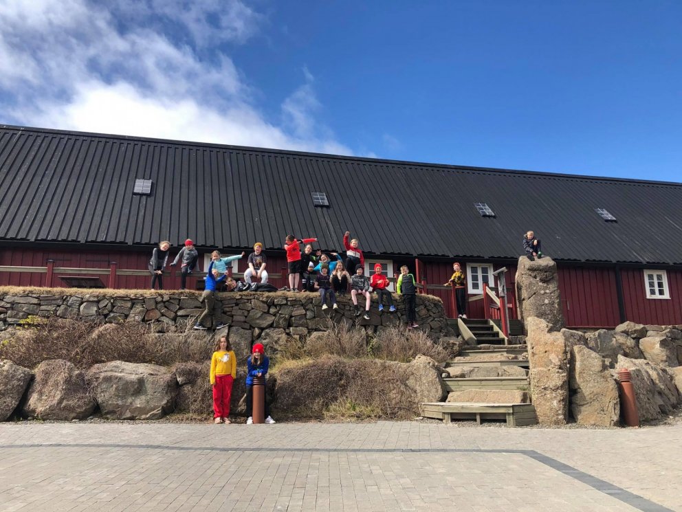 Nemendur fyrir framan Löngubúð