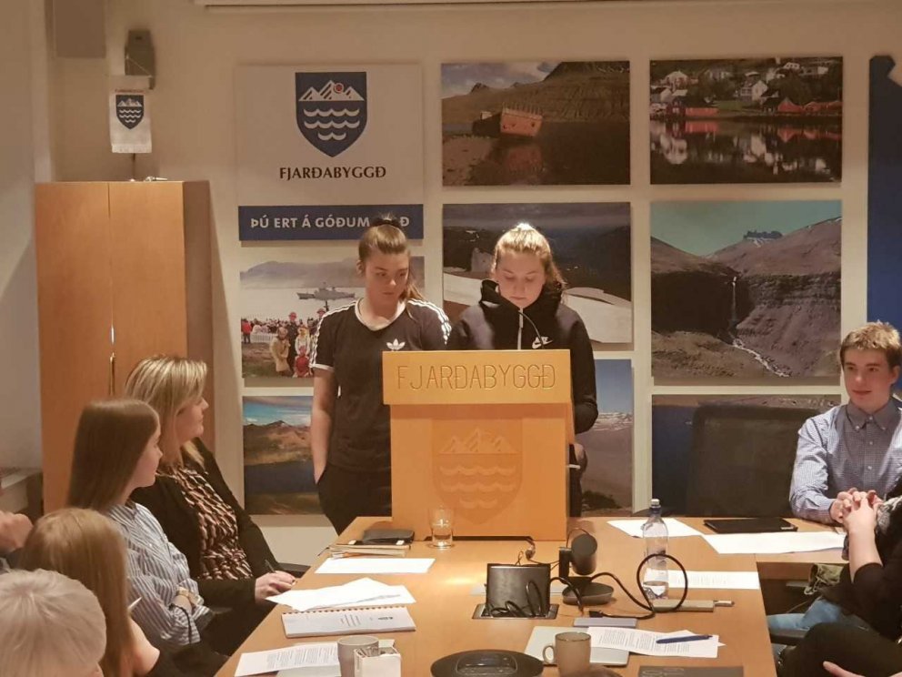 Heiðbrá og Guðrún Ragna á bæjarstjórnarfundi.