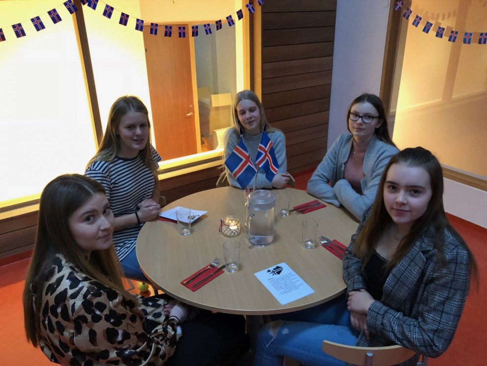 Allir í hátíðarskapi.