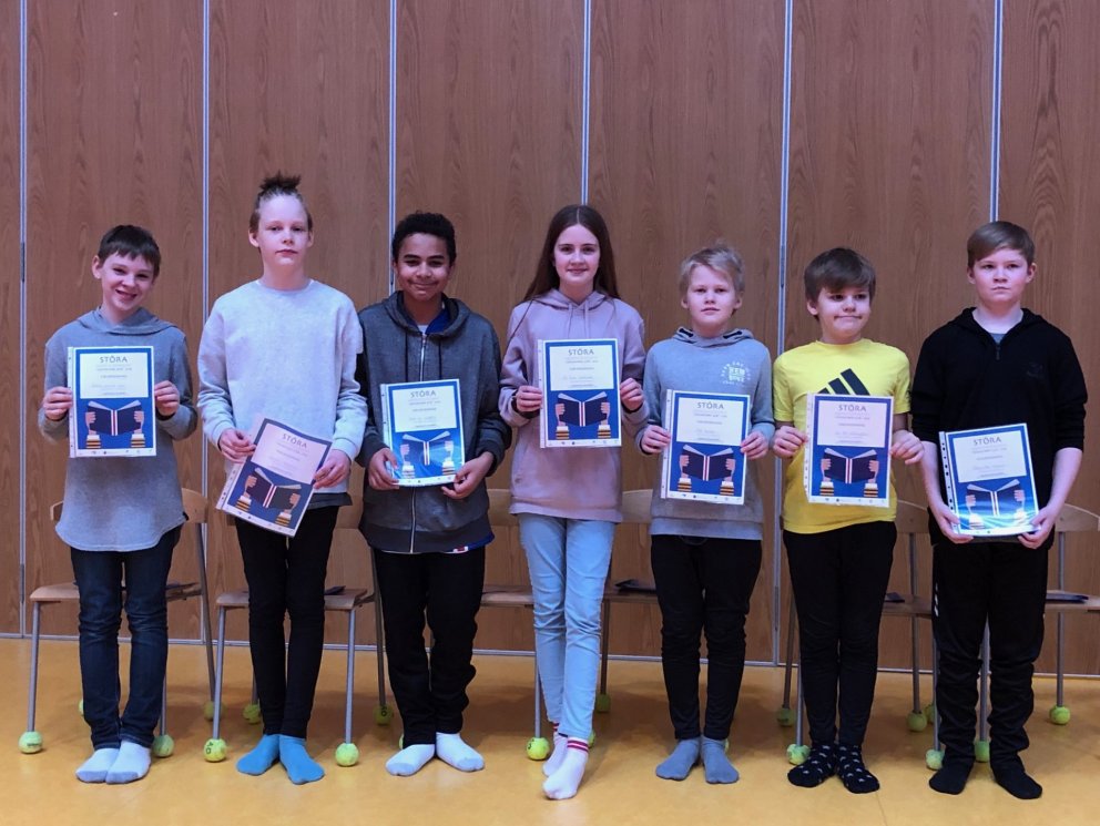 Nemendur 7. bekkjar með viðurkenningu fyrir þátttökuna.