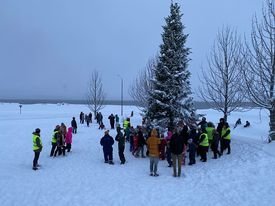 Börn að dansa í kringum jólatré!