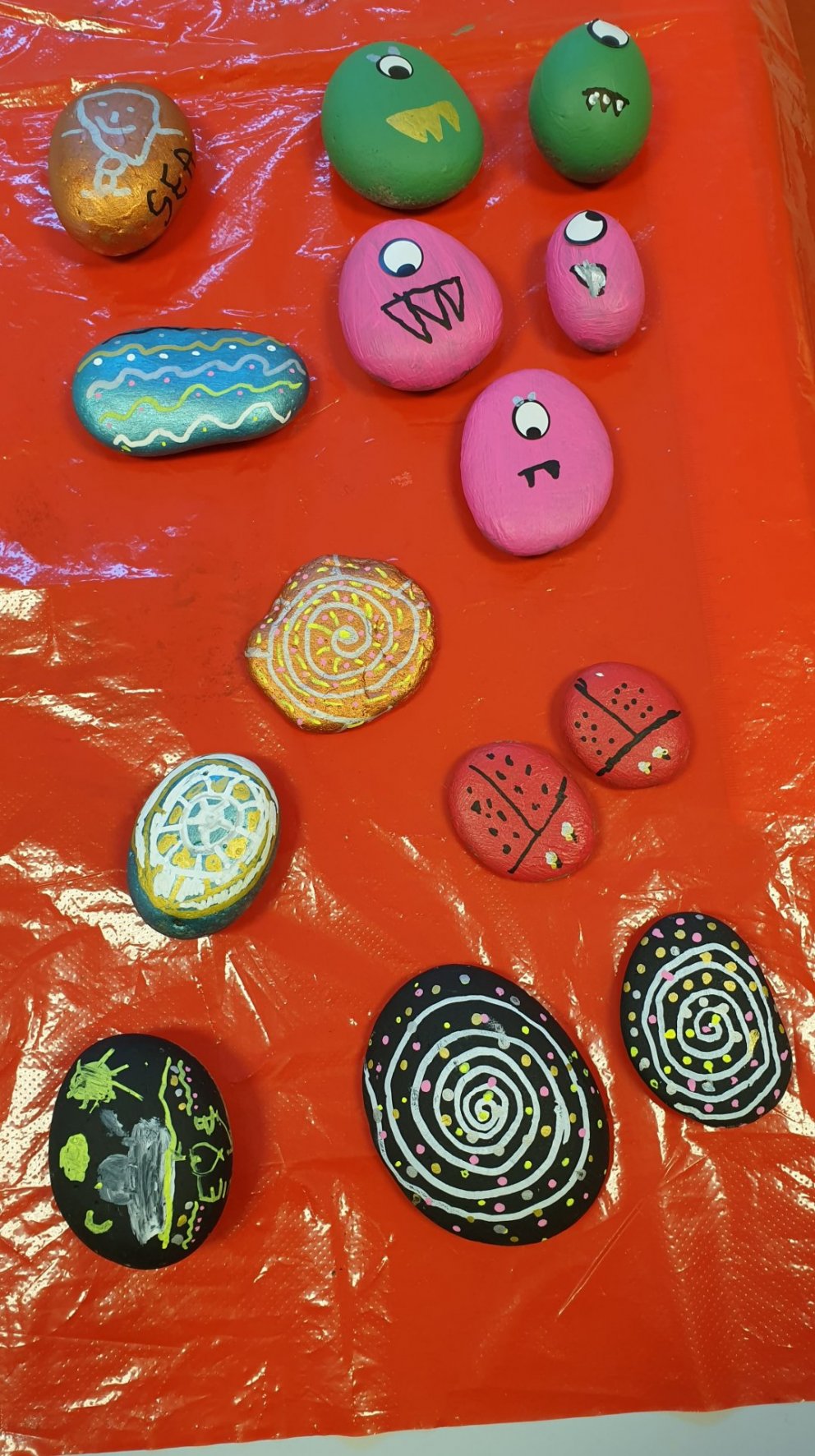 Handmálað fjörugrjót