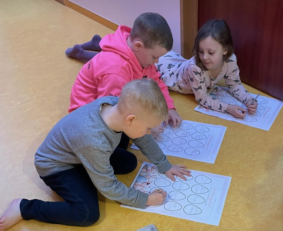 Nemendur í 1. og 2. bekk í páskaeggjaleit rétt fyrir páskafrí