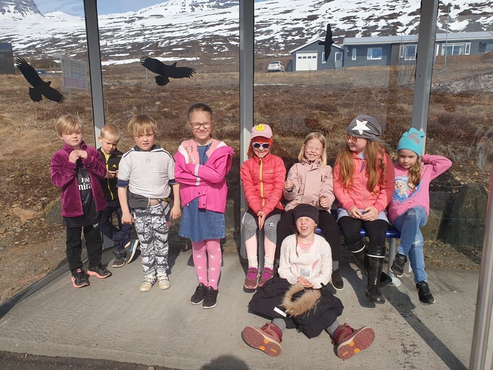Krakkar úr skólaseli í gönguferð.