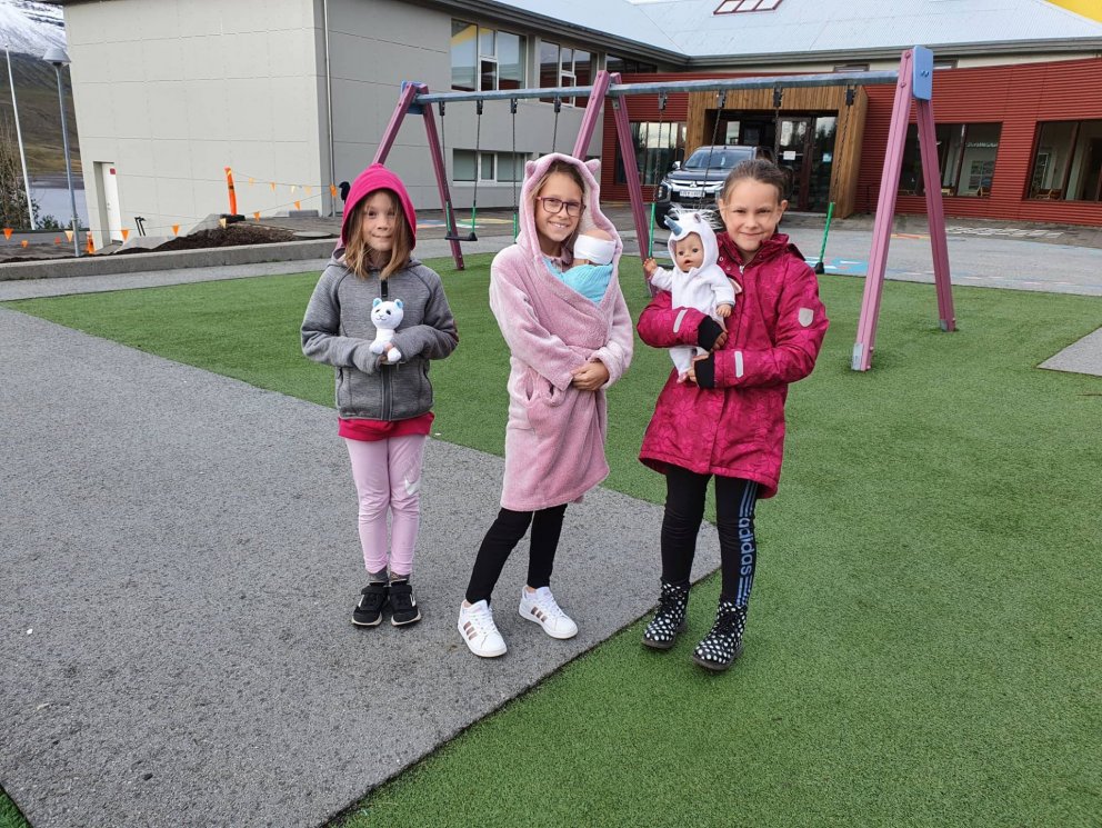 Þrjár stelpur úr 2. og 3. bekk