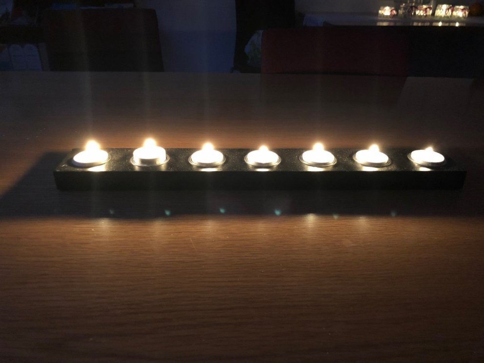 Kertaljós á kaffistofu starfsfólks