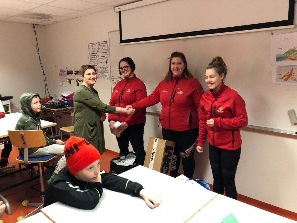 Eygló skólastjóri þakkar fyrir gjöfina.