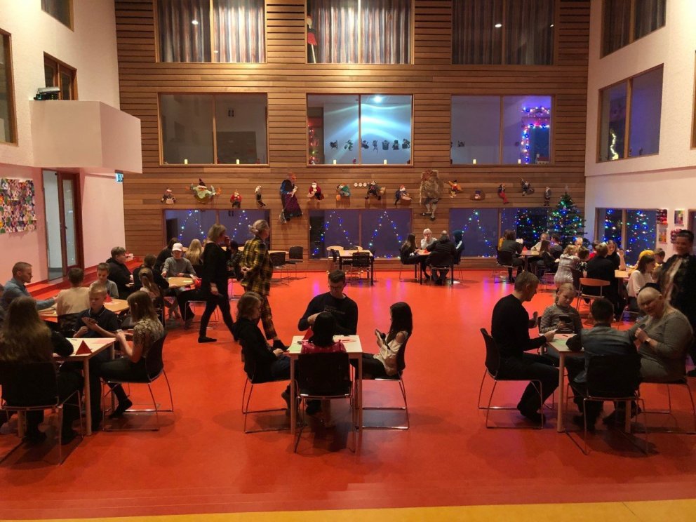 Fallegur salur og fólk í félagsvist