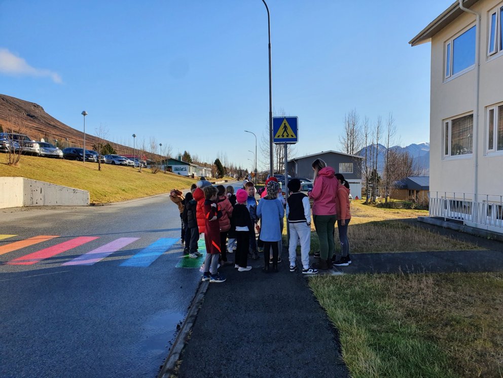 Nemendur við gangbraut á Hlíðargötu