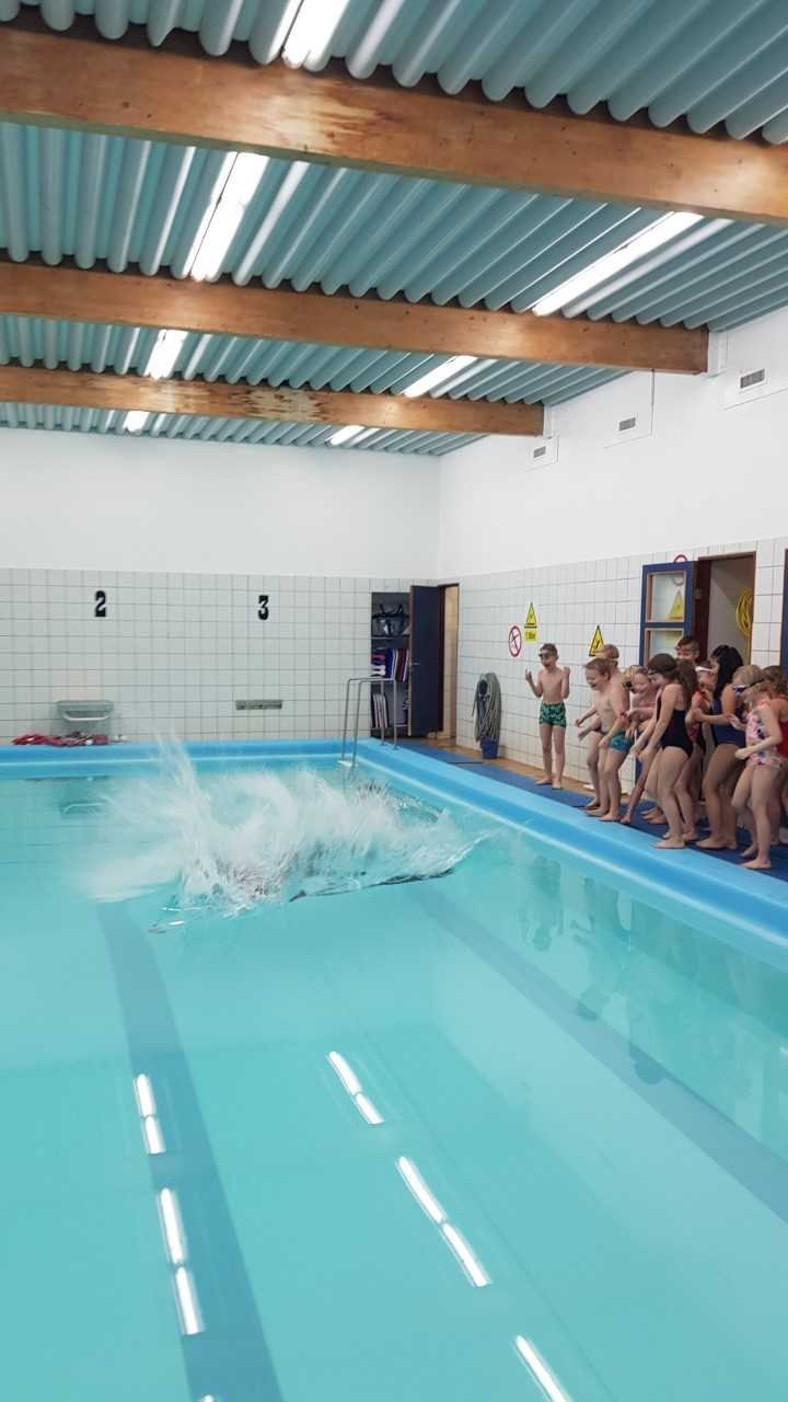 Sundkennarinn í lauginni.. í fötunum !