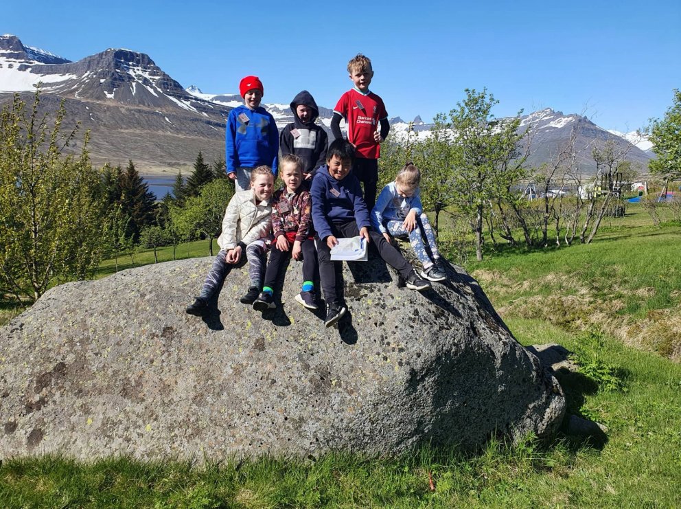 Hópur í ratleik um söguslóðir