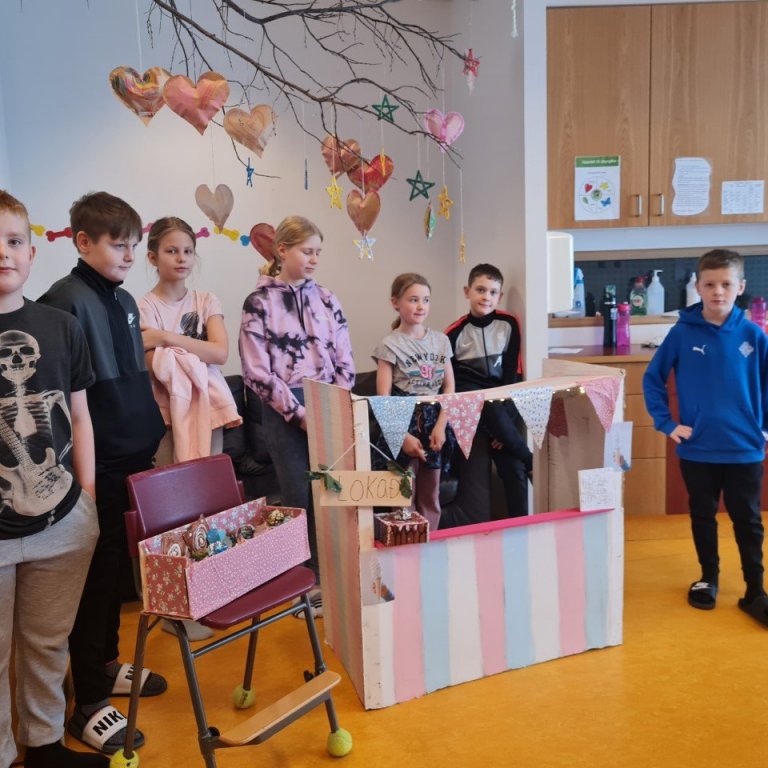 Nemendur með verkin sín