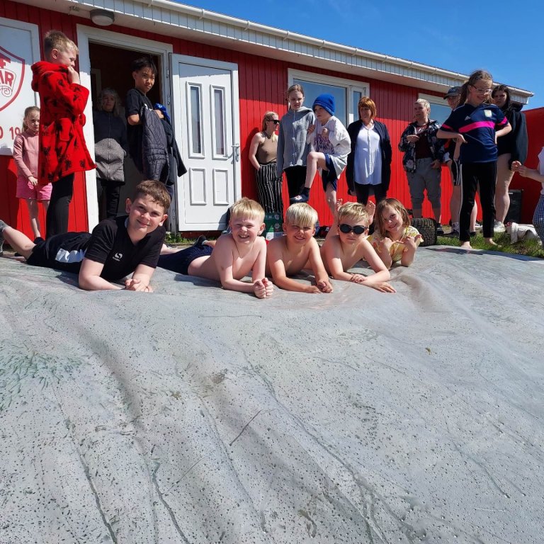 Nemendur glaðir í bragði í blíðunni