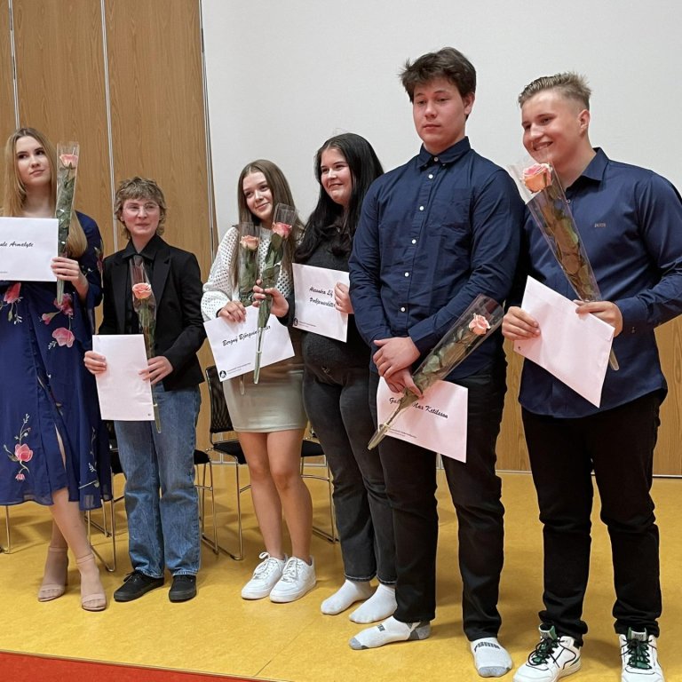 Nemendur glaðir í bragði í útskrift í dag.