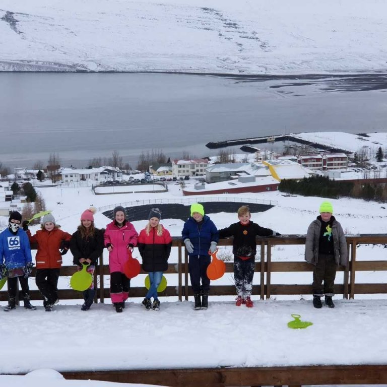 Gönguferð upp að brú.