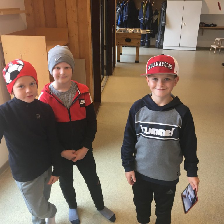 Þrír drengir að vinna Ipadverkefni