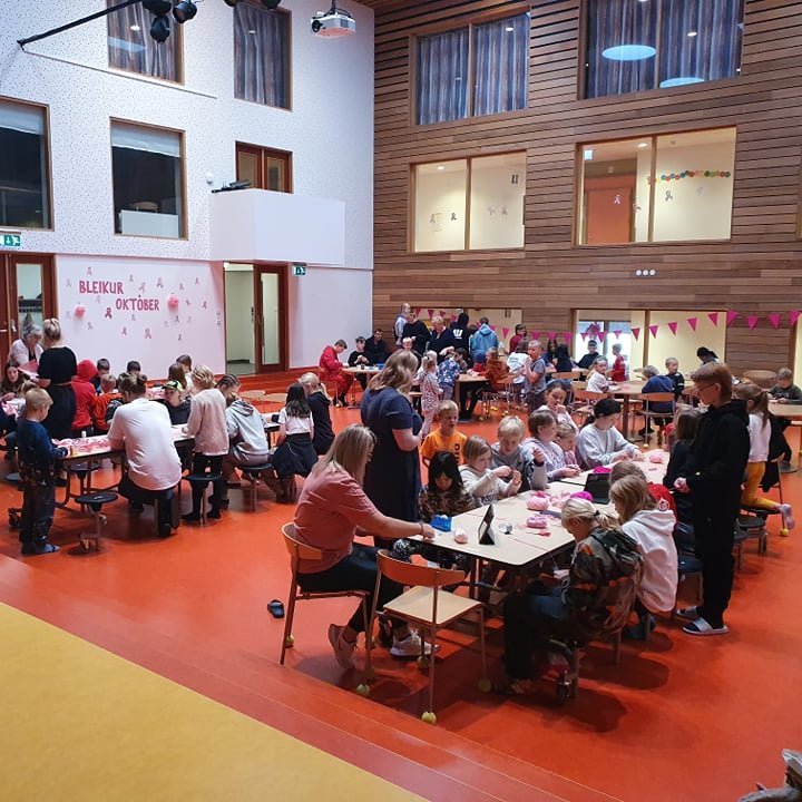 Nemendur GF að föndra úr bleiku efni