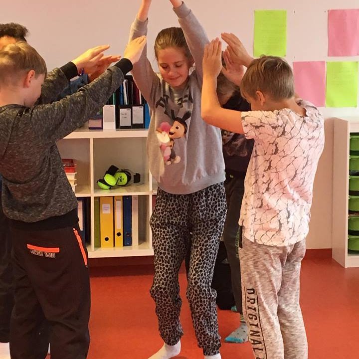 Hér má sjá nemendur í 7. bekk að leika eldfjall í smiðju hjá rithöfundinum Gunnari Helgasyni.