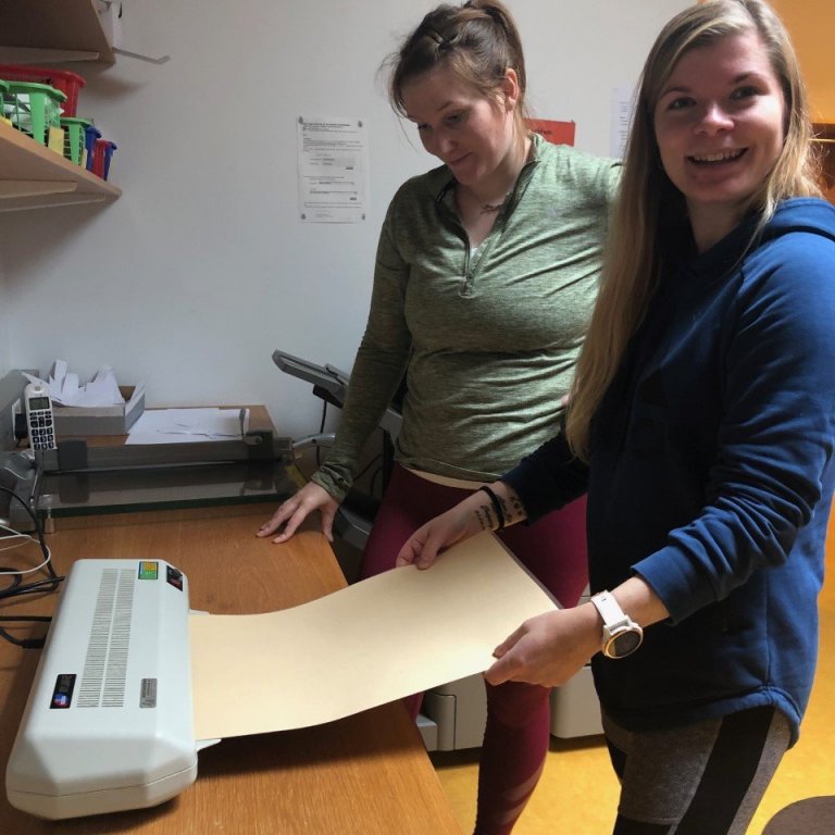 Hér má sjá Ástu Kristínu að undirbúa kennslu.