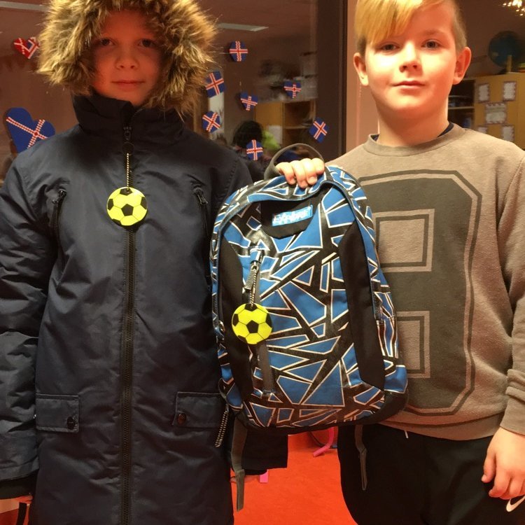 Tveir drengir af yngsta stigi með nýju merkin.
Mjög töff!