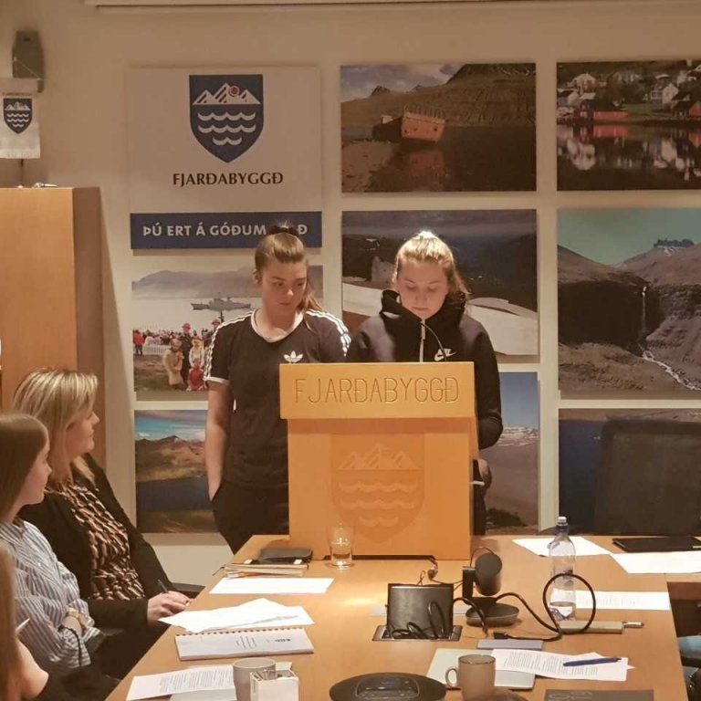 Heiðbrá og Guðrún Ragna á bæjarstjórnarfundi.