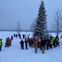 Börn að dansa í kringum jólatré!