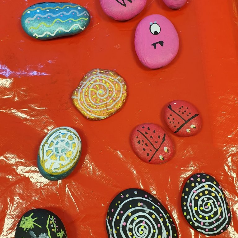 Handmálað fjörugrjót