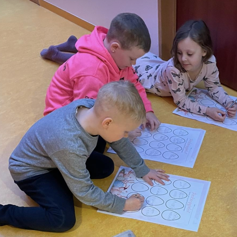 Nemendur í 1. og 2. bekk í páskaeggjaleit rétt fyrir páskafrí