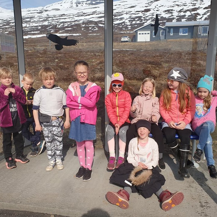 Krakkar úr skólaseli í gönguferð.