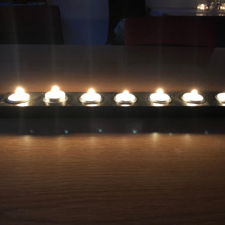 Kertaljós á kaffistofu starfsfólks