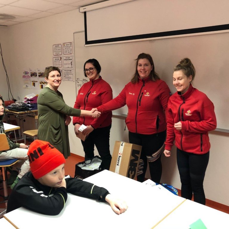 Eygló skólastjóri þakkar fyrir gjöfina.