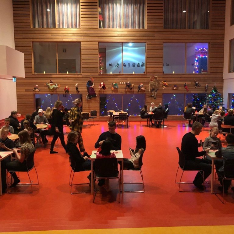 Fallegur salur og fólk í félagsvist