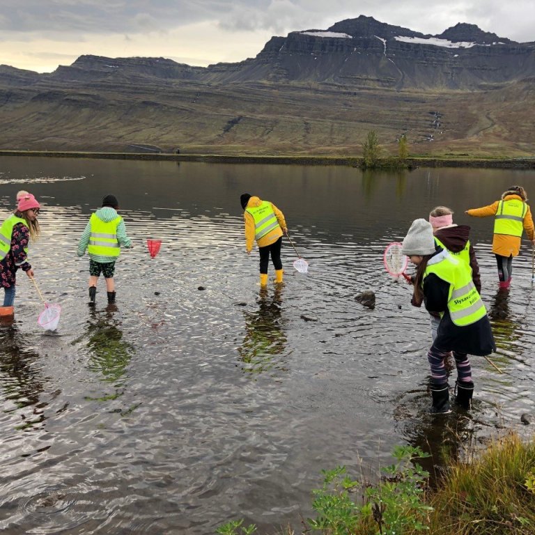 Nokkrir nemendur á veiðum.