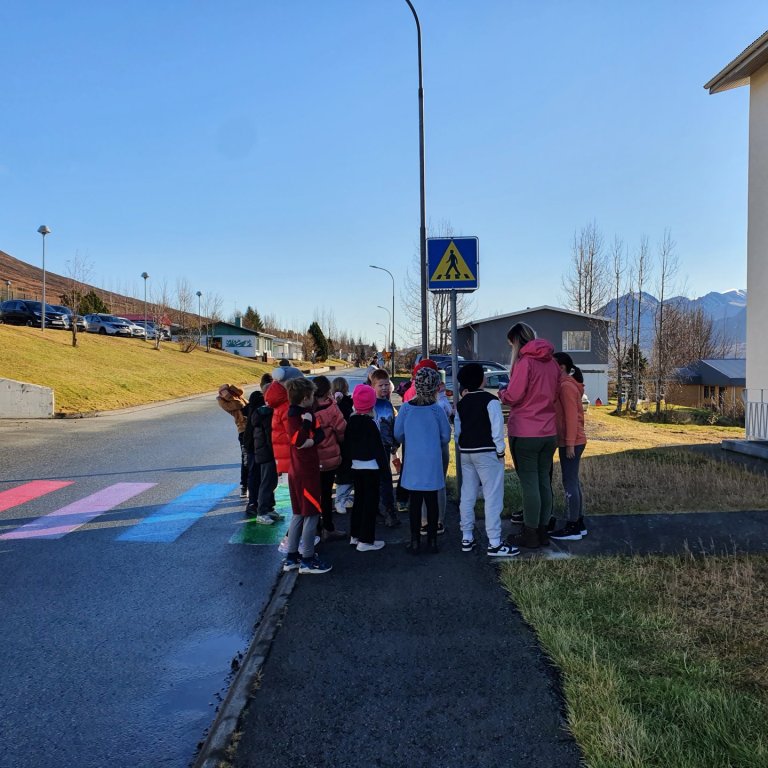 Nemendur við gangbraut á Hlíðargötu