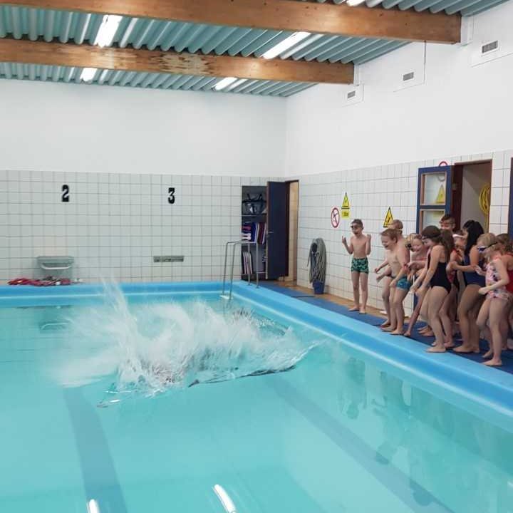 Sundkennarinn í lauginni.. í fötunum !