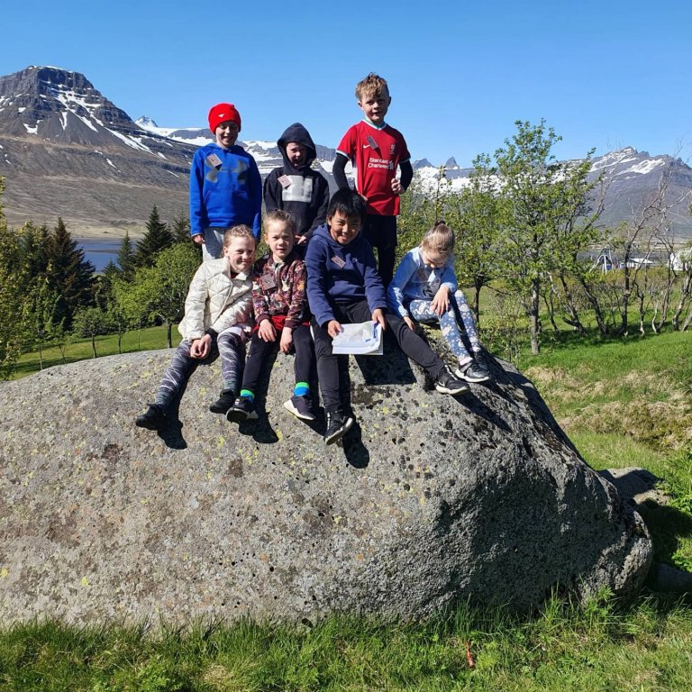 Hópur í ratleik um söguslóðir